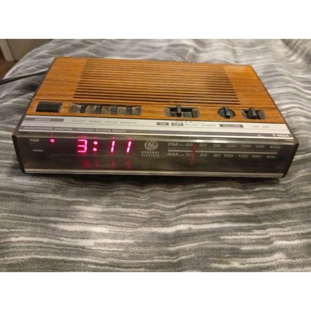 Vintage GE General Electric Alarm Clock AM/FM Radio 7-4624A Wood Grain TESTED